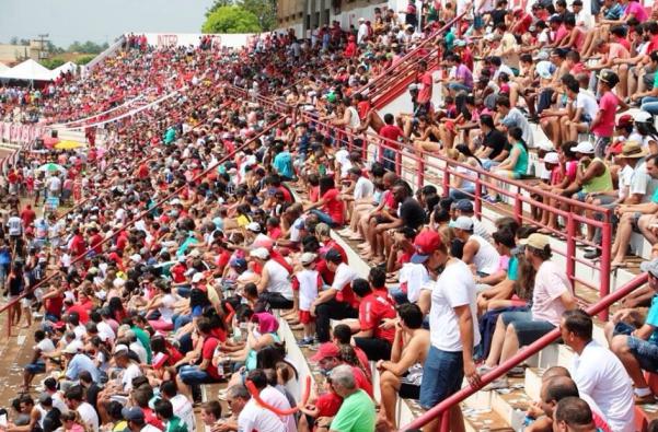 Dá para acreditar que é um jogo de Segunda Divisão? Mais de cinco mil pessoas em Bebedouro