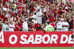 Ayrton e Gabriel ganham moral com Oswaldo após gols pelo Flamengo