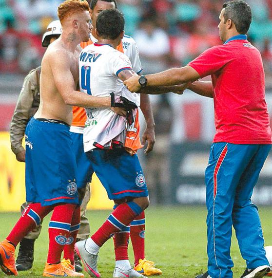 Após ser expulso no Ba-Vi, Kieza teve seu carro apreendido por estar sem habilitação