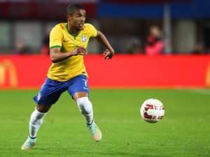 Eliminatórias: Último a se apresentar, Douglas Costa rejeita rótulo de substituto de Neymar