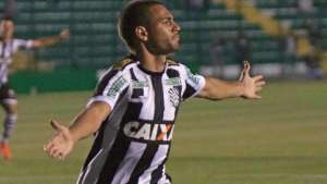 Corinthians e Inter disputam Clayton do Figueirense