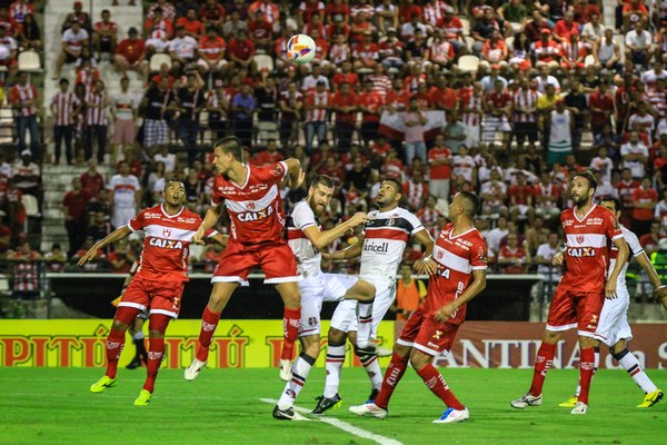 Com um bom público, o CRB foi pra cima do Santa embalado pela torcida