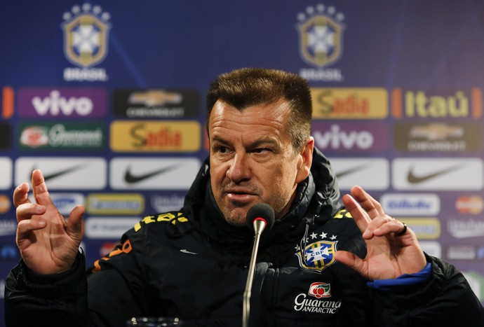 Em coletiva, Dunga minimizou invencibilidade contra Chile e elogiou o adversário