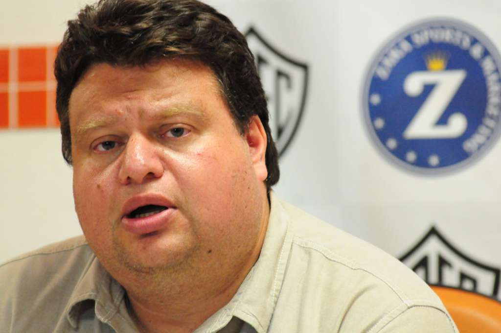 Zecker negocia com investidores