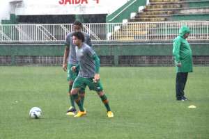Mesmo com Sol e chuva fortes, Guto Ferreira dá treinos em dois períodos na Chapecoense