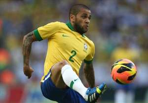 Eliminatórias: Daniel Alves pede tranquilidade após derrota para o Chile