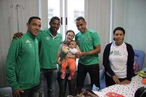 Jogadores da Chapecoense fazem visita ao Hospital da Criança