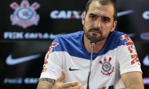 Após renovar contrato, Danilo minimiza atraso de salários no Corinthians
