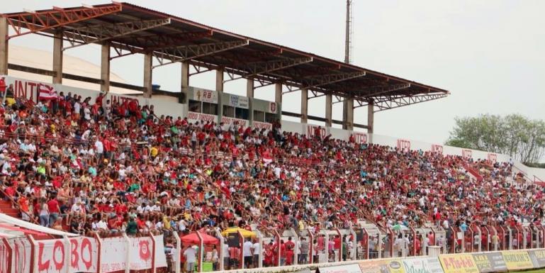 Jogo entre Internacional de Bebedouro x São Bernardo: mais de cinco mil pessoas num jogo da Segundona.