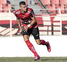 Zagueiro Leo festeja o gol marcado em sua volta