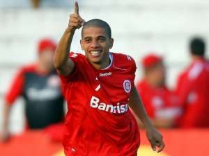 Campeão da Libertadores pelo Inter, Taison quer voltar ao clube