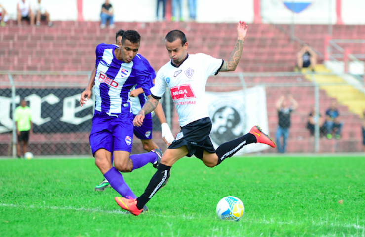 A zaga do Nacional foi bem e conseguiu parar o bom ataque do time do Rio Branco. - Sanderson Barbarini