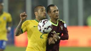 'Seleção não pode pagar o pato por crise no Brasil', diz Daniel Alves