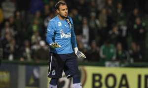 Goiás negocia renovação com goleiro Renan, campeão Mundial