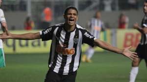Douglas Santos volta da seleção olímpica, treina e deve reforçar o Atlético-MG