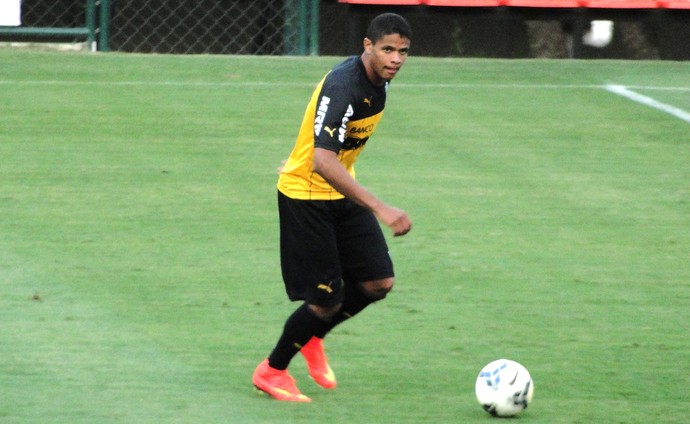 Douglas Santos voltou da Seleção Olímpica e foi confirmado como titular contra o Inter