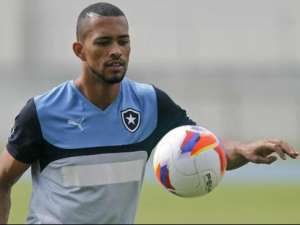 Série B: Luis Ricardo festeja recuperação, mas fica na reserva do Botafogo em treino