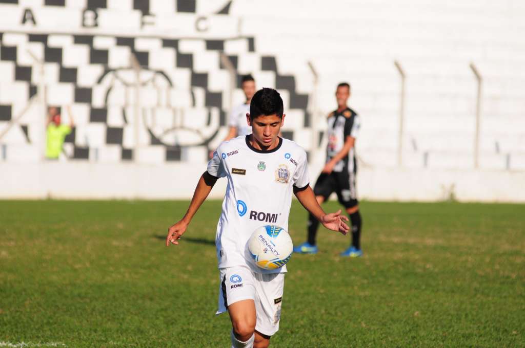 Felipe Pará está entre os titulares da partida