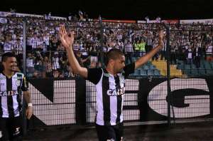 Figueirense 3 x 0 Flamengo - Mengão tira Figueira do descenso e se complica na briga pelo G4