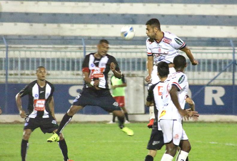 Atacante Dimba (foto) abriu o placar para a Penapolense.