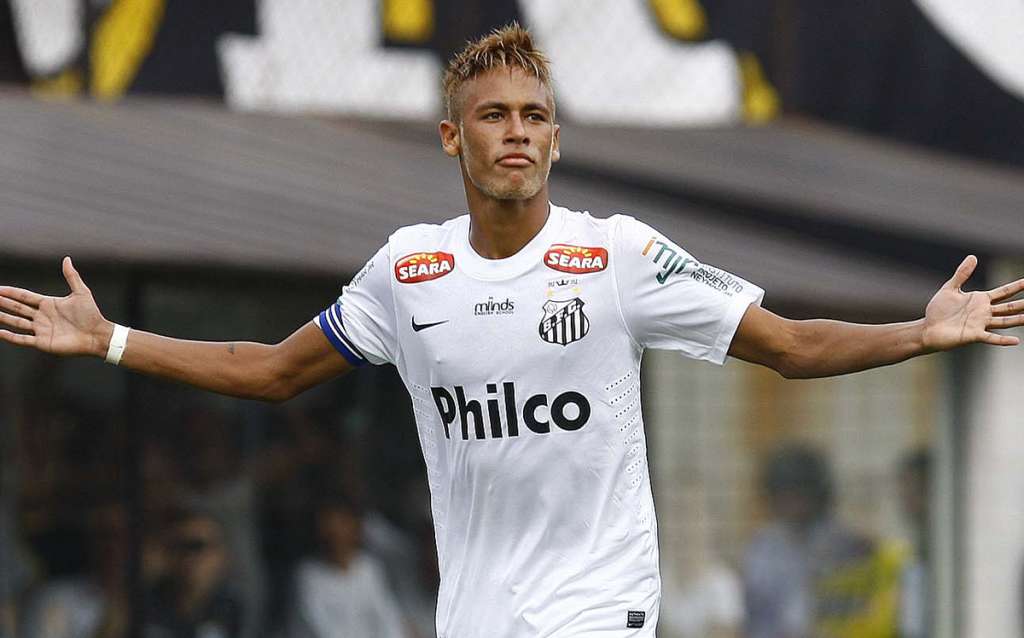 Neymar se tornou ídolo da torcida quando atuava com a camisa do Santos