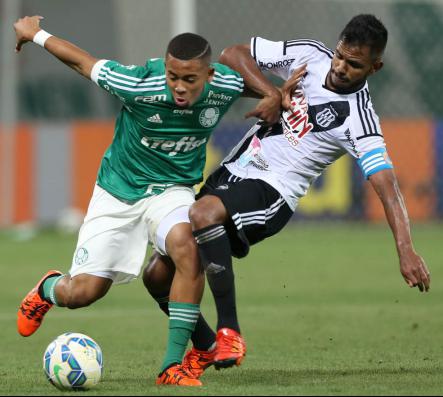 Fernando Bob, capitão da Ponte, saiu machucado, mas deve pegar o Coritiba