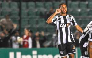 Palmeiras entra na briga por atacante Clayton do Figueirense, cotado em Corinthians e Inter