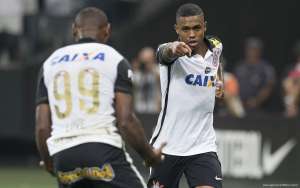 Corinthians 3 x 0 Goiás - Timão frustra secadores e mantém distância para o Atlético-MG