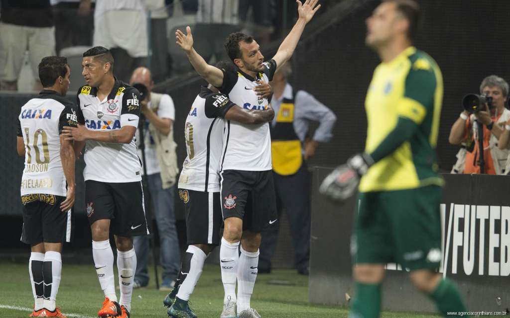 O zagueiro Edu Dracena abriu a goleada do Corinthians diante do Goiás. - Corinthians Oficial