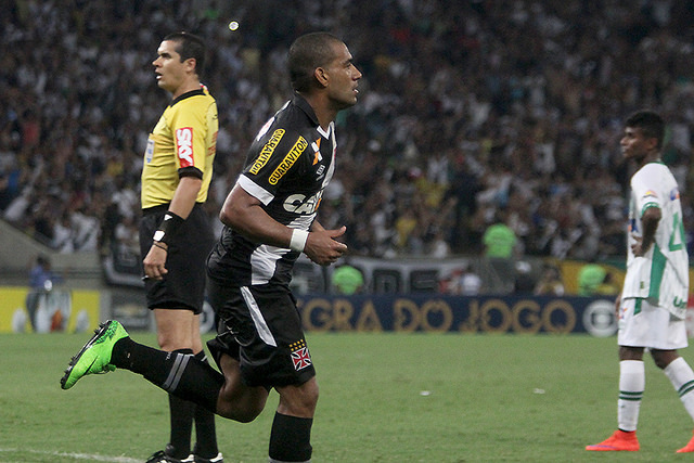 O zagueiro Rodrigo fez o gol do Vasco na partida. - vasco.com.br
