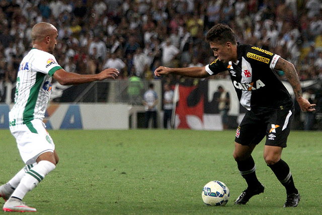 Romarinho marcado de perto pelo volante Gil do Chapecoense. - vasco.com.br