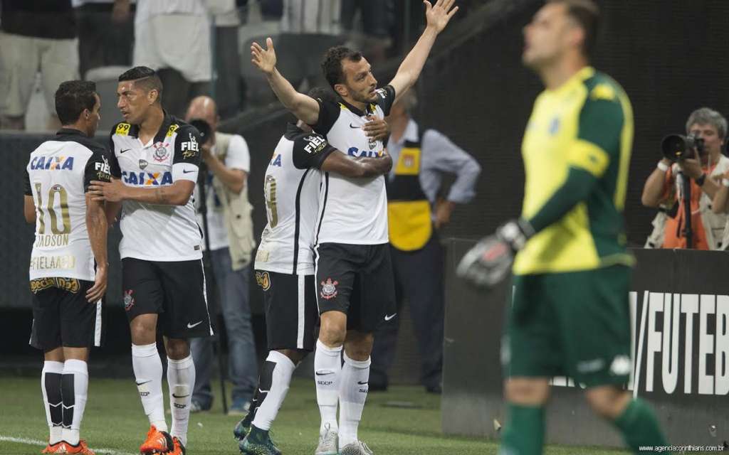 Jadson conversa com Ralf e Edu Dracena festeja