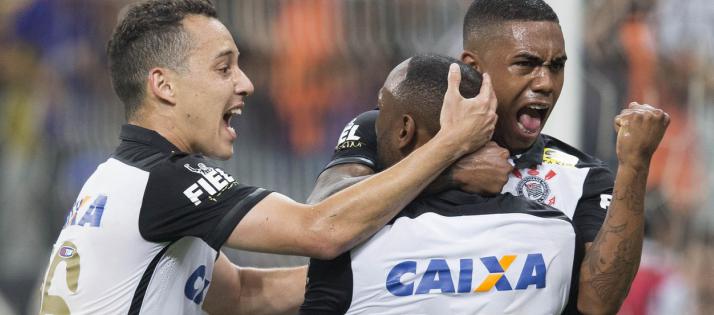 Malcon vibra muito após marcar o segundo gol da noite, após passe de Vagner Love