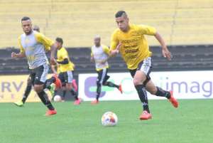Série B: Roberto Cavalo tenta ajeitar a casa no Criciúma com a perda de sete jogadores