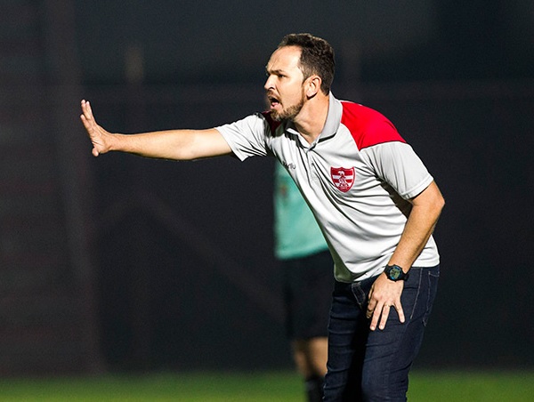 Moisés Egert comanda o Linense