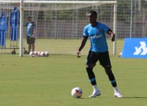 Erazo volta da seleção equatoriana e é novidade em treino do Grêmio