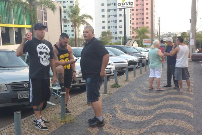 Curiosos e torcedores se reuniram na frente do Supermercado Enxuto na John Boyd Dunlop, perto da Via Anhangera