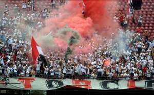 Torcida do São Paulo vai a CT para apoiar elenco em meio a crise política
