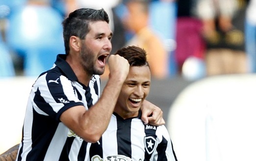  Botafogo goleia Bragantino