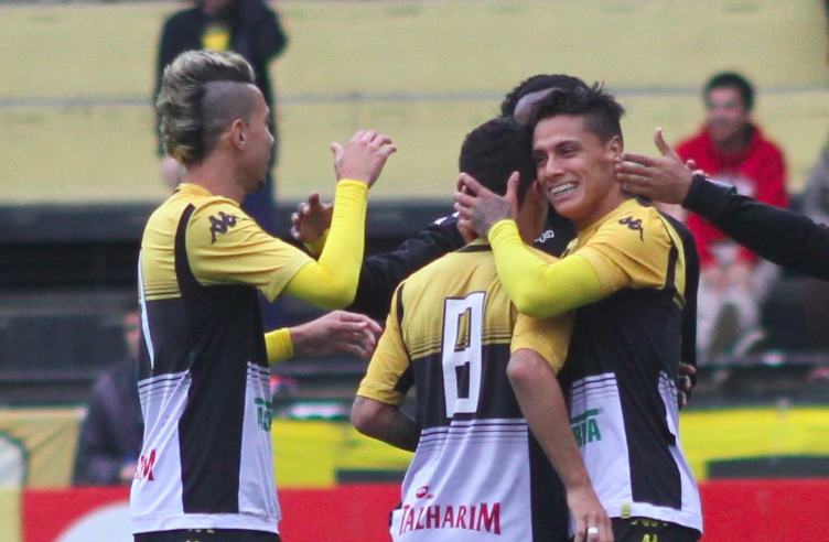 Jogadores do Criciuma comemoram após o gol. - criciumaec.com.br