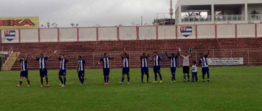 Jogadores do Nacional cumprimentam os torcedores presentes no estádio