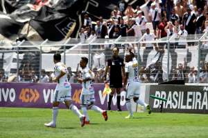 Ponte Preta 3 x 0 Coritiba -  Macaca não perde há sete jogos, encosta no G4 e deixa Coxa na degola