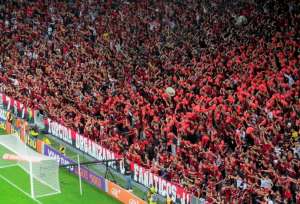 Torcida do Atlético-PR protesta contra presidente e hostiliza jogadores
