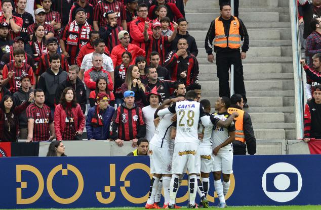 Corintianos calam a torcida atleticana dentro da Arena na Baixada, com goleada por 4 a 1