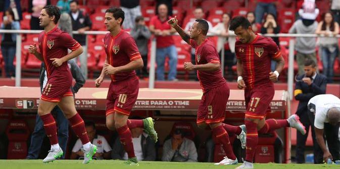 Luis Fabiano abriu placar para o São Paulo, que depois teve jogador expulso, levou a virada e sofreu para empatar