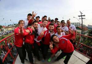 Série C: Brasil-RS leva cinco horas para atravessar Pelotas em meio a festa da torcida