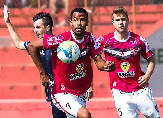 O volante Tássio (foto) fez grande partida. - Jose Luis Silva / Linense Oficial