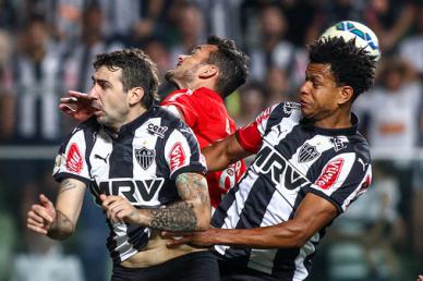 Atlético-MG tem um elenco maior, porém, o Timão abriu oito pontos na liderança