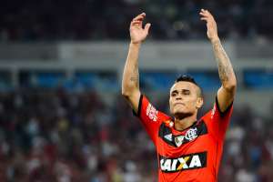 Éverton treina normalmente no Flamengo, mas será reavaliado na quarta