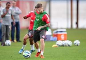 Eduardo Sasha faz 1º treino com bola no Inter após cirurgia